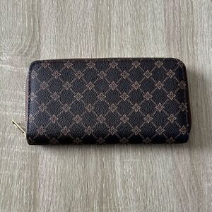 NWOT … Super Nice & Spacious “Zip Around” Wallet